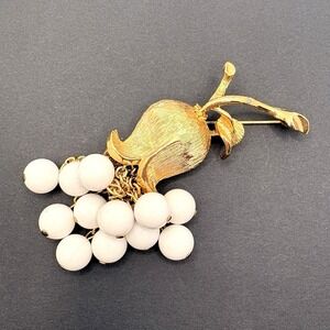 Vintage Brushed Gold Tone Flower Floral Grape White Dangle Plastic Beaded Brooch